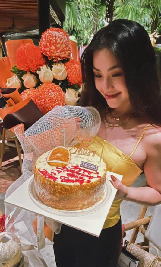 Hoa hậu Khánh Vân đón tuổi 27 với bộ ảnh rực rỡ sắc màu