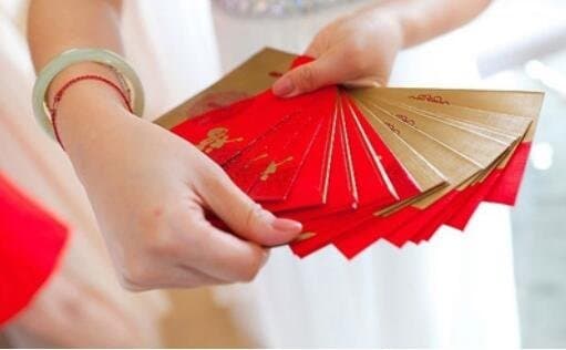 tiền mừng tuổi, tiền lì xì, có nên lấy tiền lì xì của con, dạy con