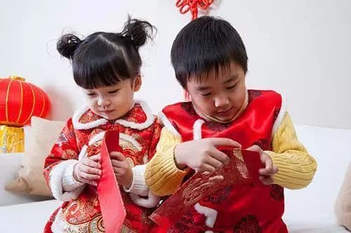 tiền mừng tuổi, tiền lì xì, có nên lấy tiền lì xì của con, dạy con