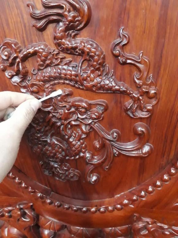 lau bàn ghế, lau bàn ghế gỗ, thanh niên  