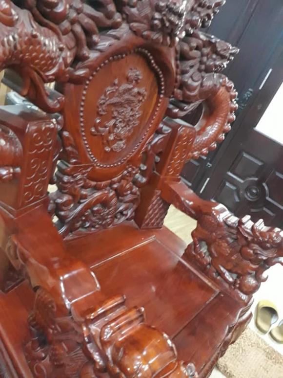lau bàn ghế, lau bàn ghế gỗ, thanh niên  