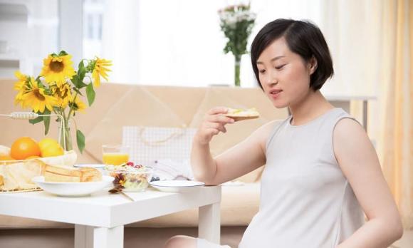 tê chân tay, bị tê chân tay có nên đi khám, sức khỏe 