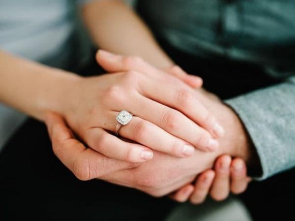 cầu hôn bạn gái với chiếc nhẫn lấy cắp từ vợ cũ, chia tay, lừa đảo