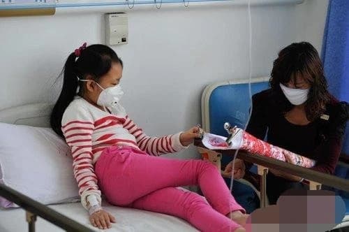 chăm trẻ, chọn bát ăn, bát không an toàn