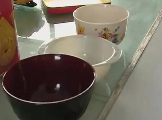 chăm trẻ, chọn bát ăn, bát không an toàn