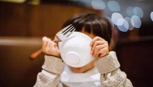 chăm trẻ, chọn bát ăn, bát không an toàn