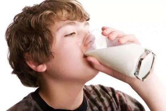 chăm sóc sức khỏe đúng cách, uống sữa có tốt không, có nên uống sữa thường xuyên không