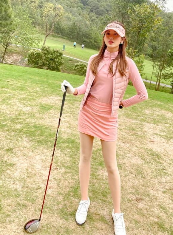 Á hậu Huyền My gặp tai nạn mặc ngược váy khi đi chơi Golf