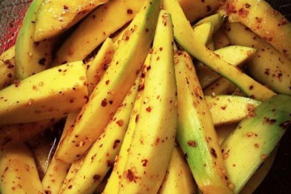 Trứng cút xào me, thịt xiên nướng, món ăn vặt ngon 