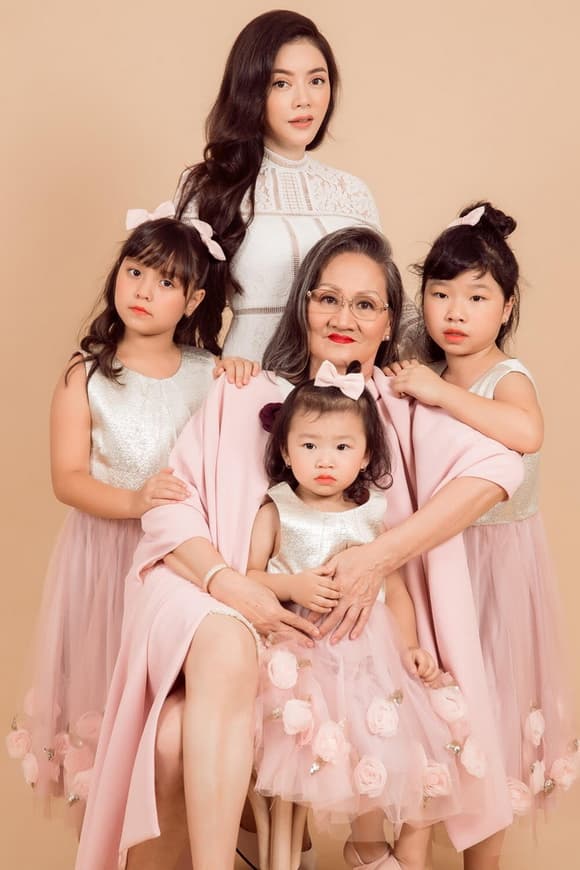 Lý Nhã Kỳ khoe ảnh gia đình, gia đình 3 thế hệ của Lý Nhã Kỳ, gia đình sao Việt