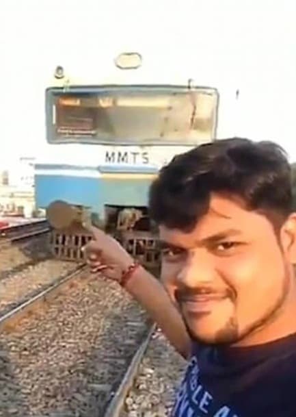 selfie với đoàn tàu, chuyện lạ, thoát chết trong gang tấc