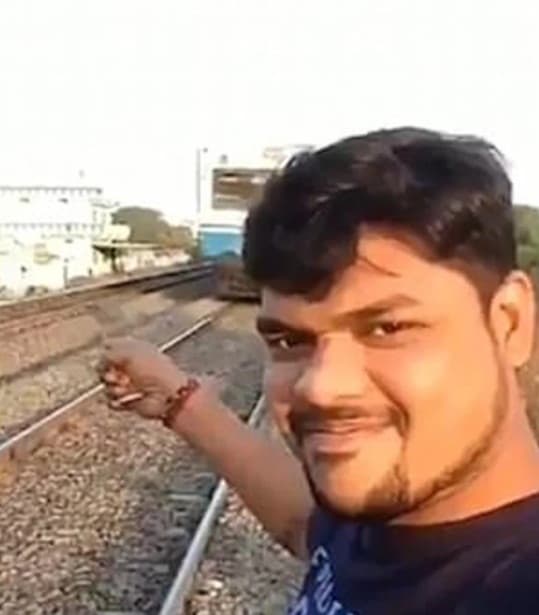 selfie với đoàn tàu, chuyện lạ, thoát chết trong gang tấc