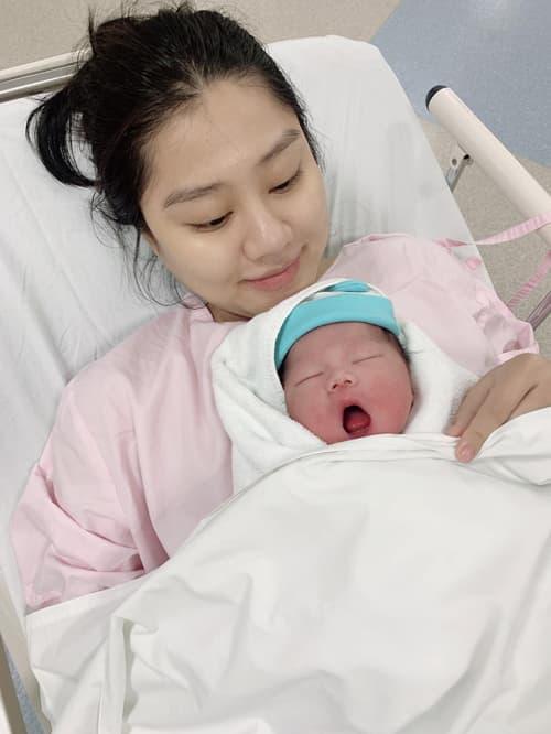 Xuân Phúc, vợ Xuân Phúc sinh con, sao việt 