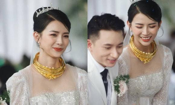 Đám cưới Phan Mạnh Quỳnh: Cô dâu đeo vàng ɴặɴɢ trĩu cổ 