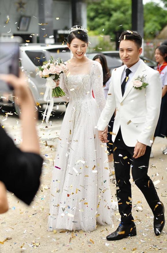 Bóc giá chiếc váy vợ hot girl của Phan Mạnh Quỳnh mặc trong đám cưới