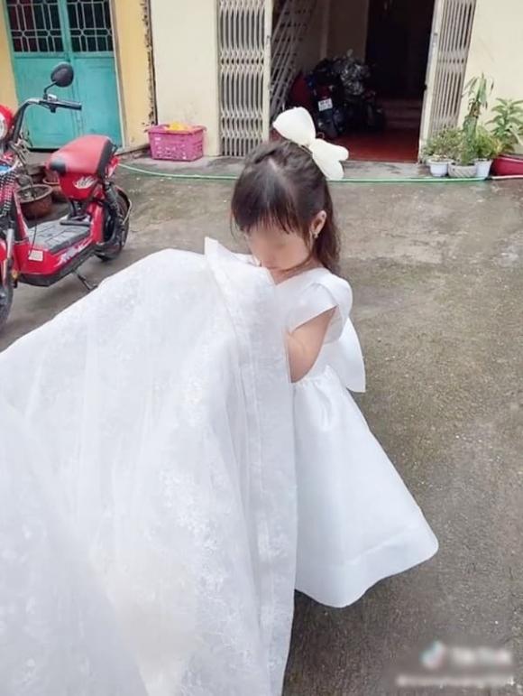 Loạt ảnh con gái nhỏ buồn thiu, nâng váy tiễn mẹ đi lấy chồng khiến dân mạng 'nhói lòng'