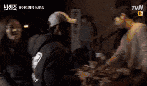 Song Joong Ki 'tình bể bình' với Jeon Yeo Bin trong hậu trường, cư dân mạng: 'Đến lúc Song Joong Ki yêu lại được rồi' 9 song joong ki, jeon yeo bin, vincenzo