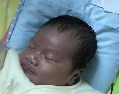 chăm sóc trẻ đúng cách, làn da trẻ đen thui, lưu ý khi sinh con
