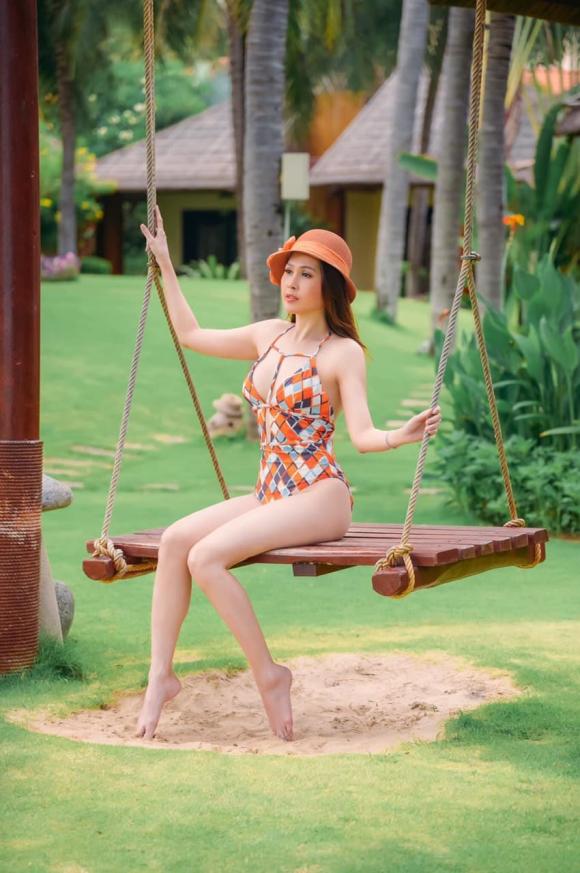 'Gái nhảy' Minh Thư diện bikini khoe body nóng bỏng