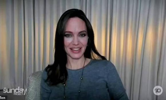 angelina jolie, chụp hình với ong, sao hollywood