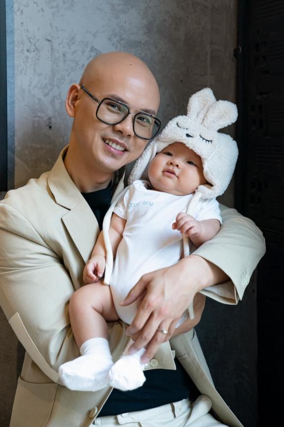 Đây là bộ ảnh riêng đầu tiên của hai cha con. "Bé là thiên thần của bố mẹ. Niềm hạnh phúc khi thấy gia đình êm ấm, con cái khỏe mạnh giúp tôi hồi phục nhanh chóng sau ca mổ đẻ", vợ Phan Đinh Tùng chia sẻ.