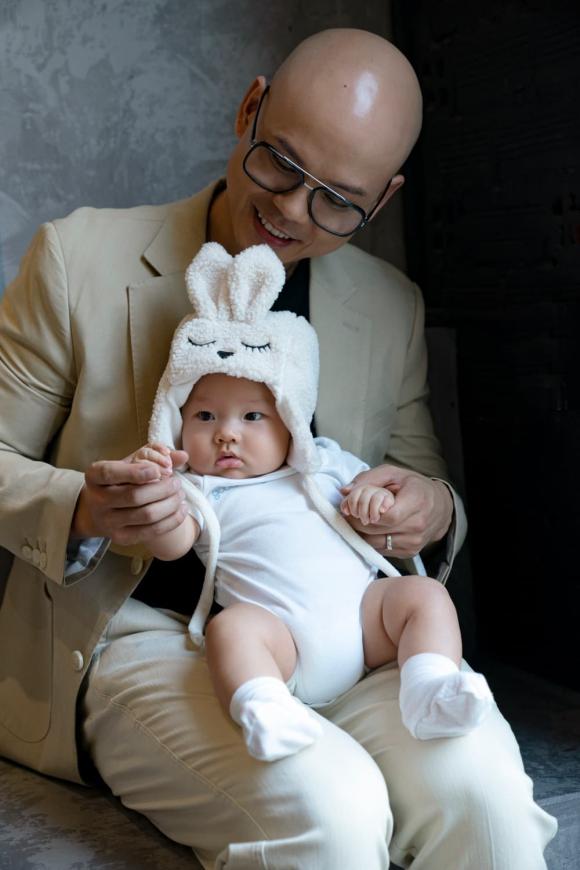 Bé Noah 4 tháng tuổi, được bố Phan Đinh Tùng và mẹ Thái Ngọc Bích ví như "củ khoai" vì ngoan hiền và có thân hình bụ bẫm.