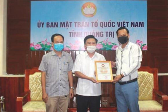 NSƯT Hoài Linh, Trao tiền từ thiện, Sao Việt