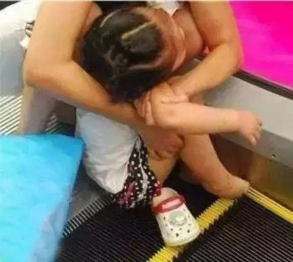 giày lỗ, dép lỗ, an toàn cho trẻ