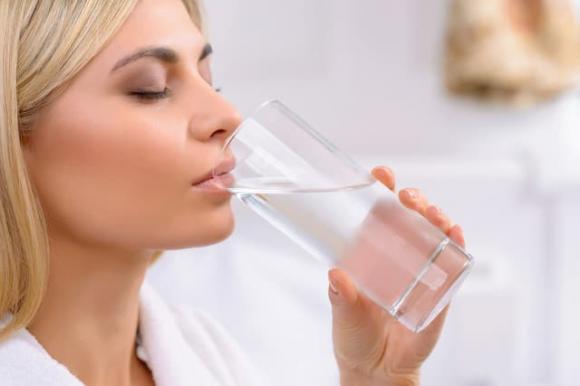 uống nước, uống nước khi đói bụng, sức khỏe