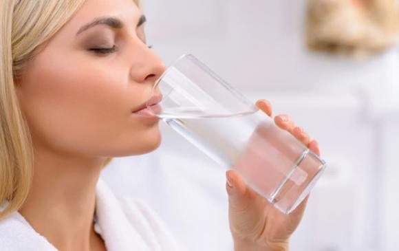 uống nước, uống nước ngay khi vừa ăn xong, uống nước sau ăn 30 phút, thời điểm uống nước, uống nước khi ăn, Uống nước ngay khi vừa ăn xong hay đợi 30 phút sau