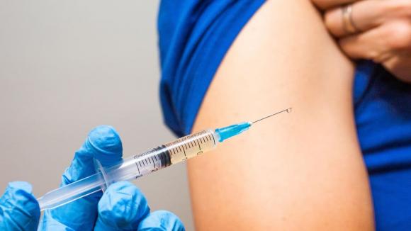 tiêm vắc xin, tiêm vacince, tiêm vắc xin tại bắp tay, tiêm bắp, tiêm đùi, tiêm vùng bắp tay, tiêm cơ, tiêm cơ delta, vắc-xin được tiêm vào bắp tay