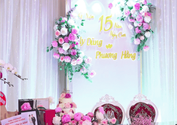 Kỷ niệm 15 năm ngày cưới, bà Phương Hằng cùng chồng đại gia livestream tổ chức tiệc lộng lẫy và hoành tráng