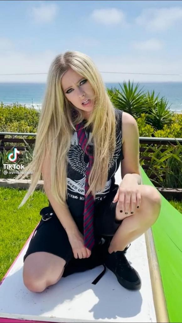 ‘Nữ hoàng nhạc pop punk’ Avril Lavigne vừa đăng TikTok lần đầu có ngay 17 triệu view, nhan sắc U40 trẻ trung như gái 18 khiến dân tình phát sốt
