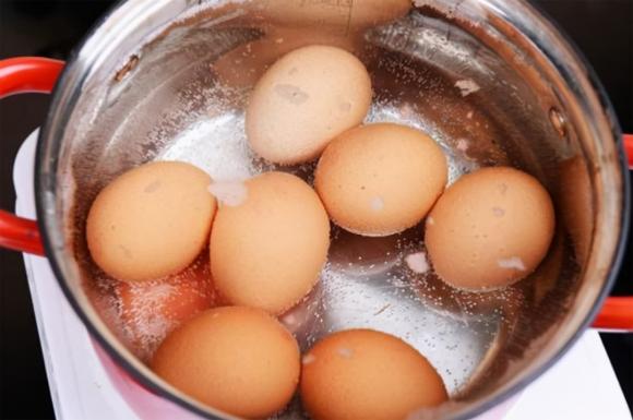 luộc trứng, lòng đỏ, mẹo nấu ăn