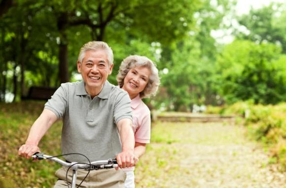 Người trên 60 tuổi, nên đi bộ nhanh hay chậm, tuổi thọ cái nào cao hơn?