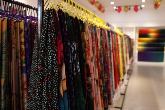 Vải áo dài Cẩm Tú, Thời trang