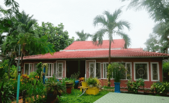 Ngôi nhà được thiết kế cổ điển, kiểu mái Thái và có tông đỏ nâu chủ đạo. Nhà thiết kế sân vườn rộng, có nhiều cây xanh mát