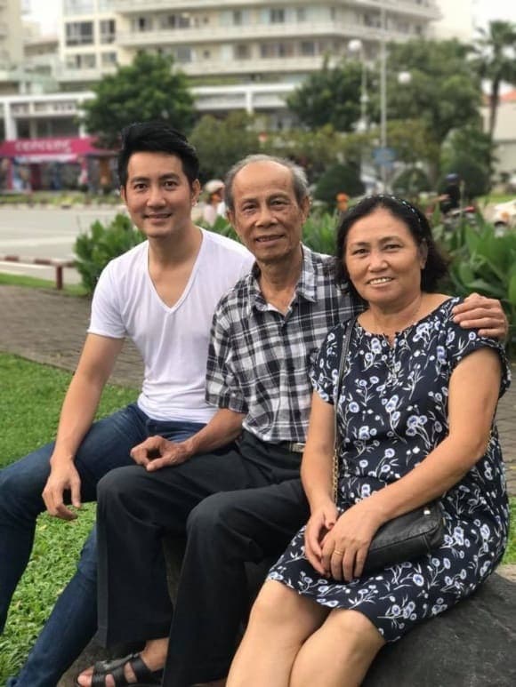 Nguyễn Phi Hùng suýt bị ba mẹ từ mặt vì không có thời gian cho gia đình