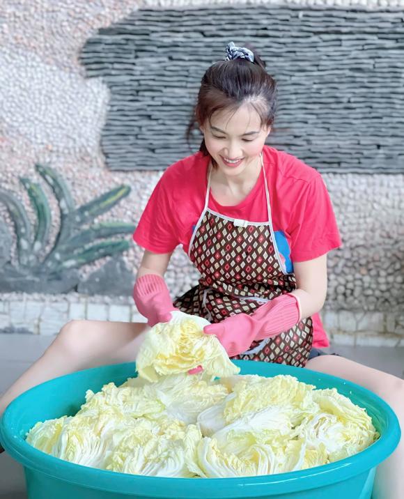 Người mẫu Anh Thư chia sẻ quy trình làm kim chi cải thảo Hàn Quốc