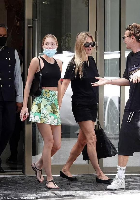 Mẹ con siêu mẫu Kate Moss cùng ‘thả rông’ dạo phố, con gái 18 tuổi khoe đôi chân dài cực phẩm thừa hưởng từ mẹ