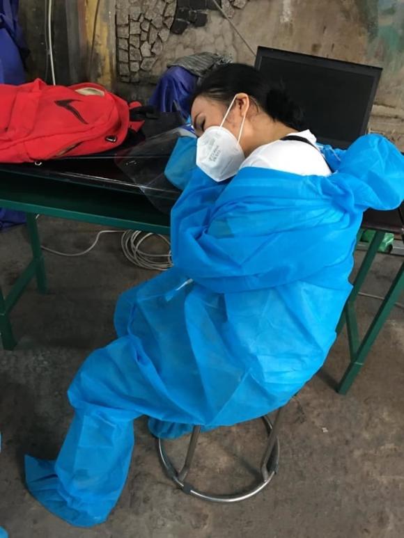 Phương Thanh gục ngã trên bàn khi đi làm tình nguyện viên chống dịch Covid-19
