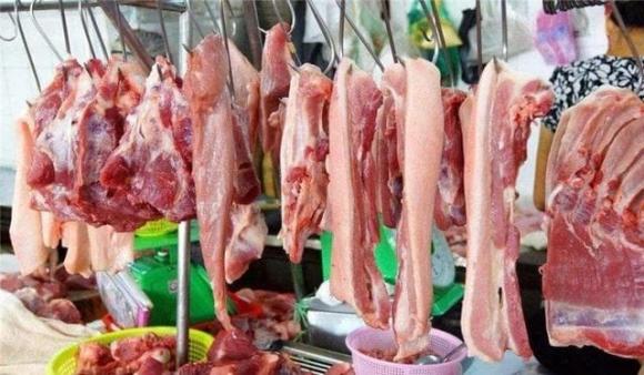 lưu ý khi mua thịt lợn, người bán thịt không ngừng dùng giẻ để lau thịt lợn, thịt lợn