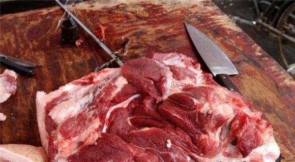 lưu ý khi mua thịt lợn, người bán thịt không ngừng dùng giẻ để lau thịt lợn, thịt lợn