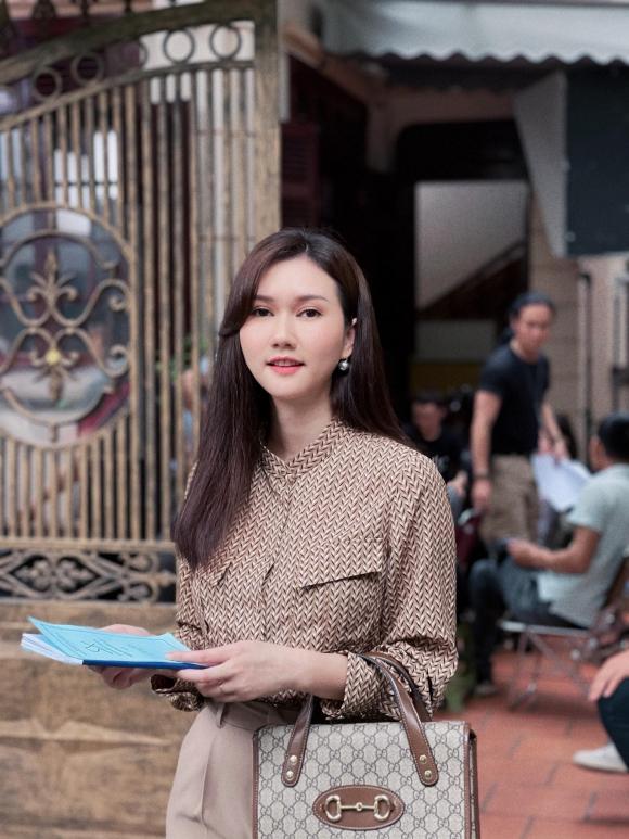 Ngắm gu thời trang nóng bỏng, sành điệu của diễn viên Hương Giang ‘Mùa hoa tìm lại’