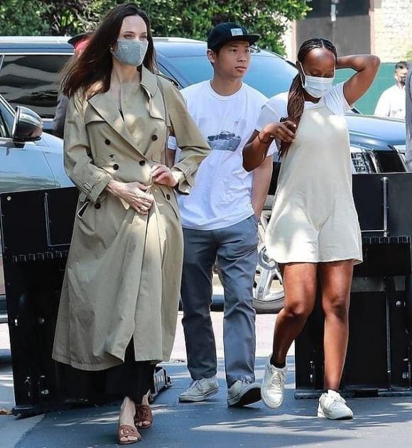Angelina Jolie bị phàn nàn vì mặc áo khoác giữa thời tiết nóng nực, Pax Thiên được cổ vũ theo nghiệp người mẫu