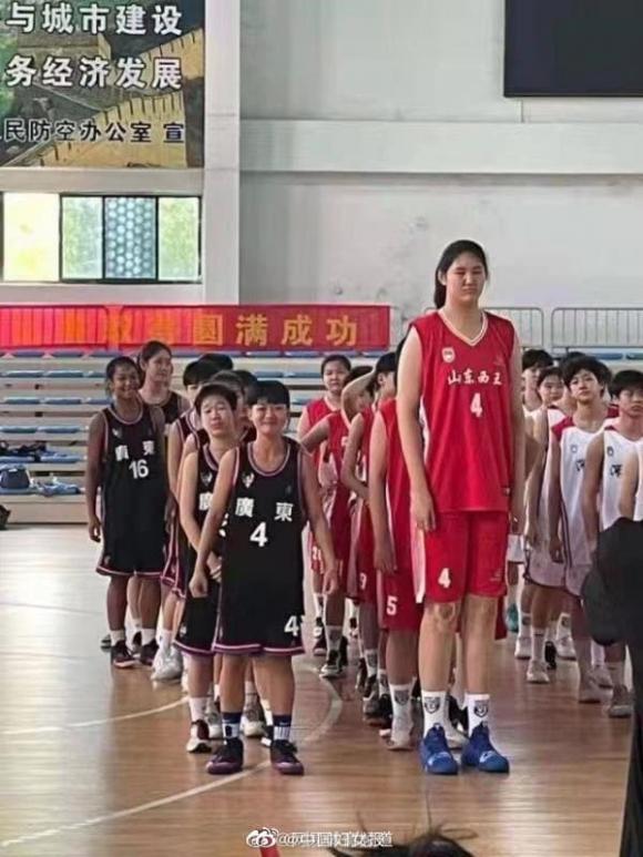 người phụ nữ cao nhất thế giới, cô bé 14 tuổi cao 2m26, kỷ lục chiều cao