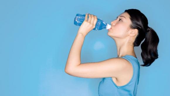 uống nước, uống nước theo cân nặng, cách tính lượng nước uống theo cân nặng