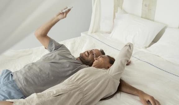 Khi các cặp đôi chung giường, dù mối quan hệ có tốt đẹp đến đâu cũng không nên thực hiện 2 hành vi này