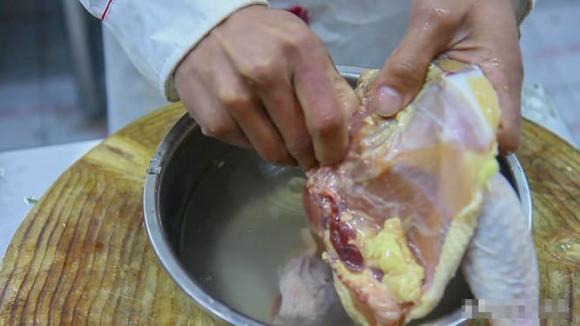 Đầu bếp hướng dẫn bạn cách luộc gà da vàng giòn, thịt gà trắng thơm ngon