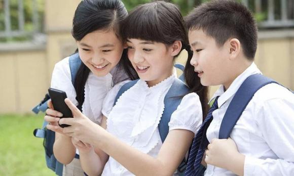 trẻ nghiện điện thoại, trẻ dùng điện thoại, hiệu ứng rắn hổ mang, cai nghiện điện thoại